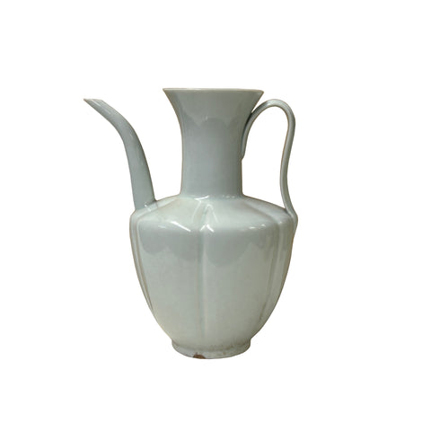 minimalistic Chinese vase
